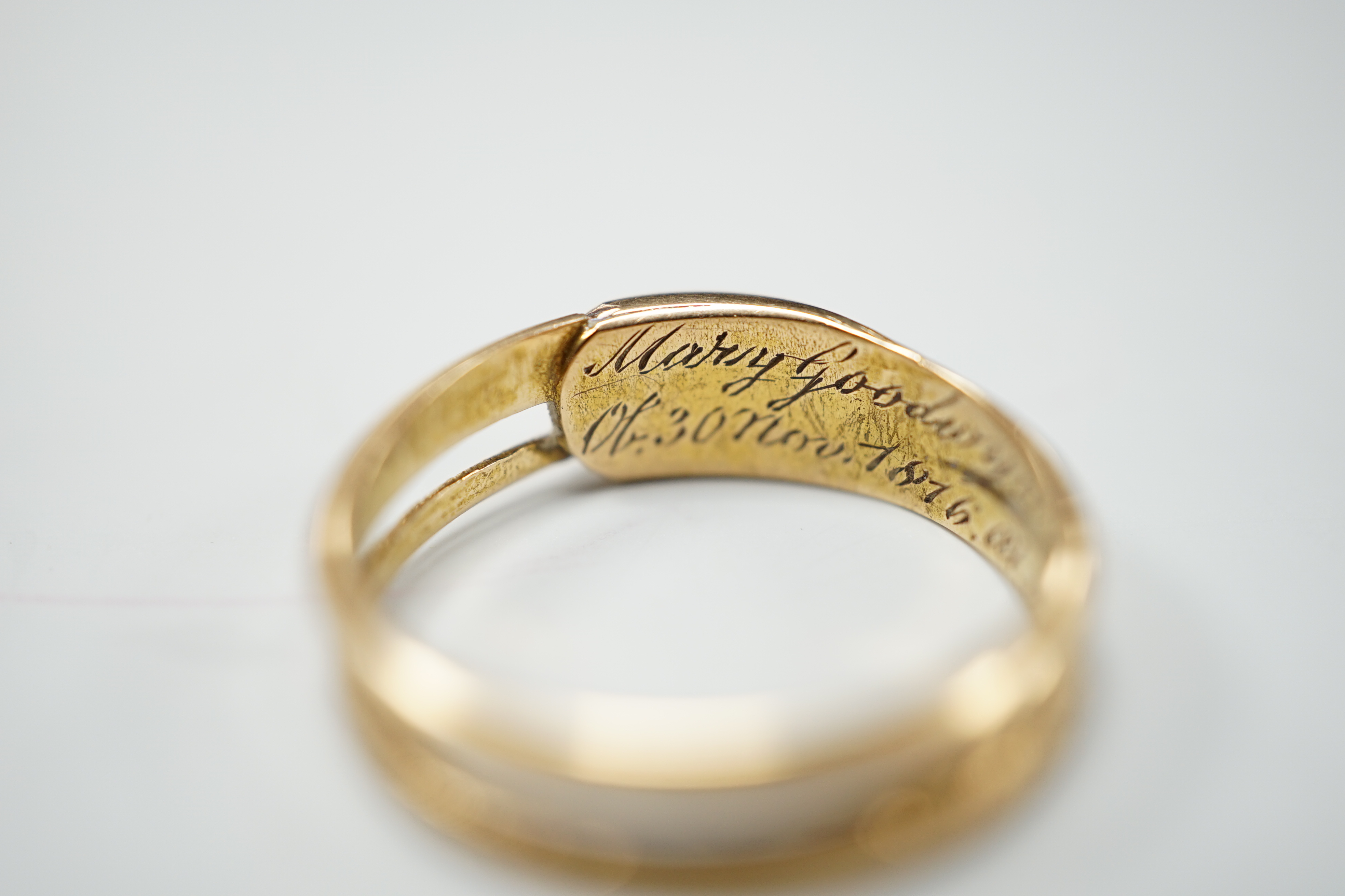 An early 19th century gold memorial ring, with small hairwork panel and inscription for Mary Goodwyn, Obt.30 Nov 1816 Aet 85, size N, gross 3.2 grams